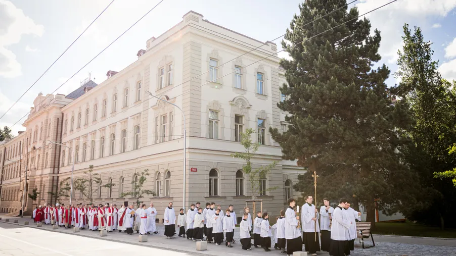 V rodištích a na místě poprav: Odkaz nově blahoslavených si den po slavnosti blahořečení na děkovných mších připomněly tisíce věřících